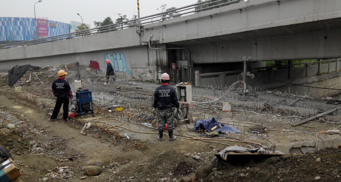 成都三環路交大立交橋梁切割